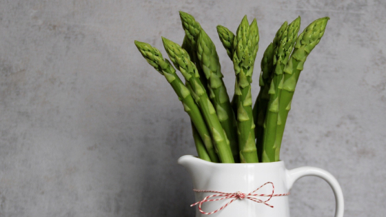 Keväinen nippu vihreää parsaa