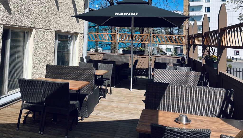 Obelix Hyvinkään takaterassille mahtuu myös isommat seurueet