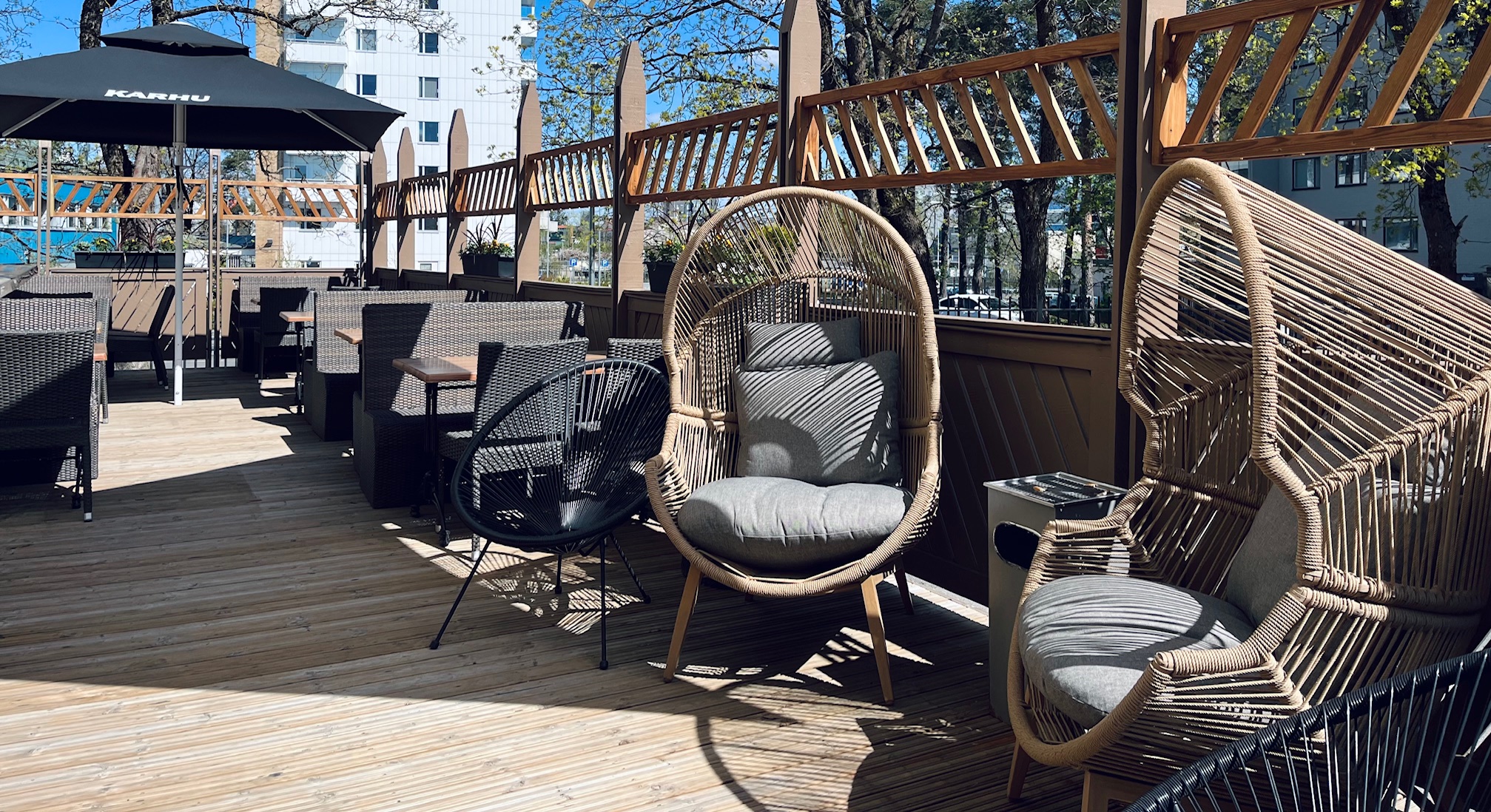 Obelix Hyvinkään takaterassilla paikkoja auringosta nauttiville ja varjoisemmassa viihtyville